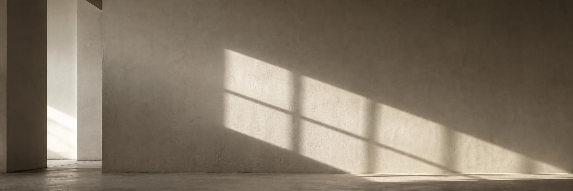 Banda de luz sobre travertino